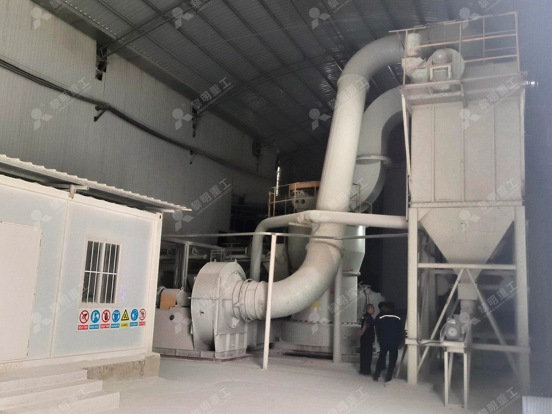黎明重工工程师在客户生石灰制粉项目现场提供技术指导与服务